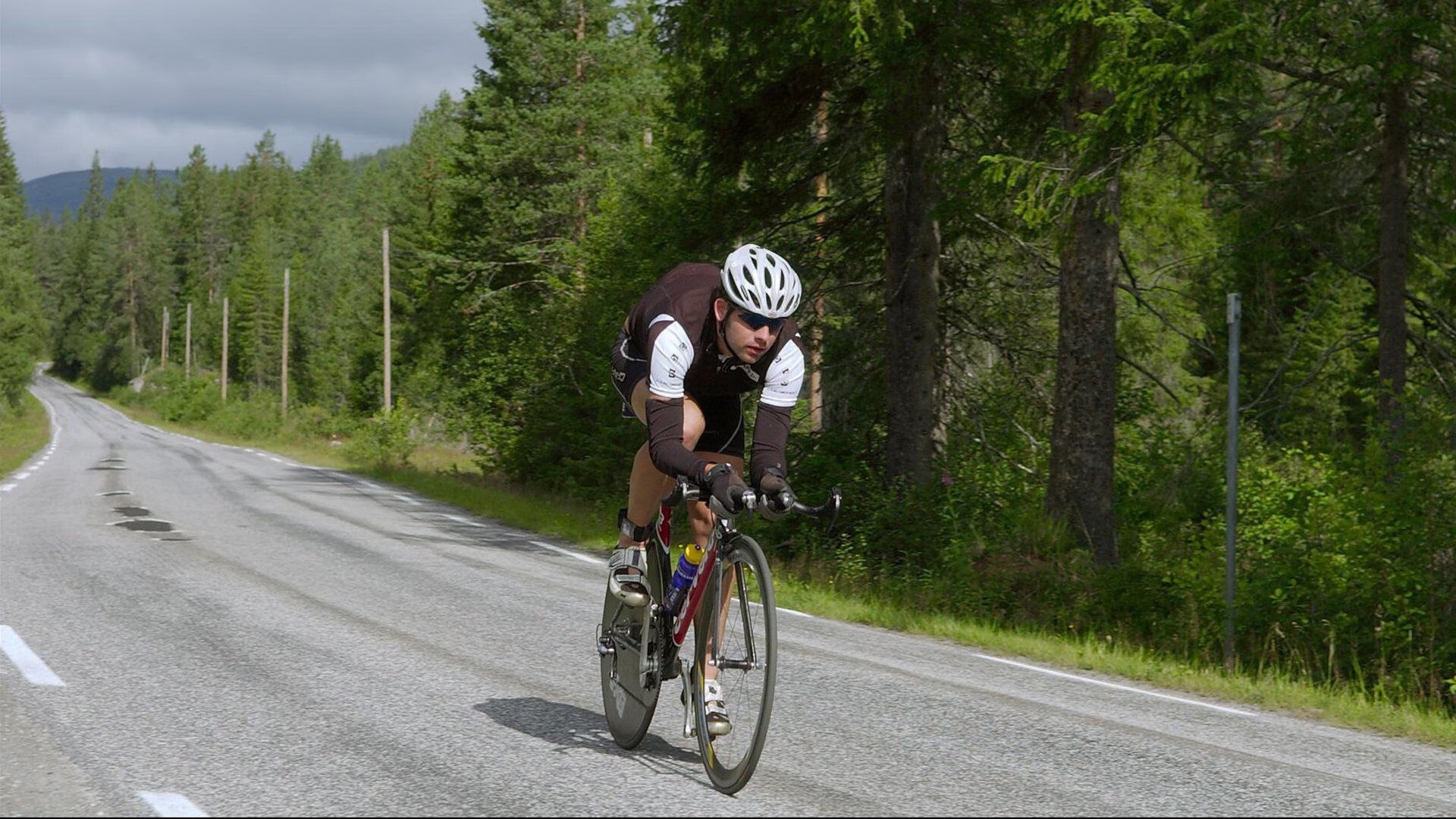 伦敦马拉松跑手破纪录，现场欢呼不断，伦敦马拉松比赛
